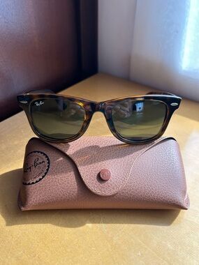 Ray Ban Wayfarer in Tortoise